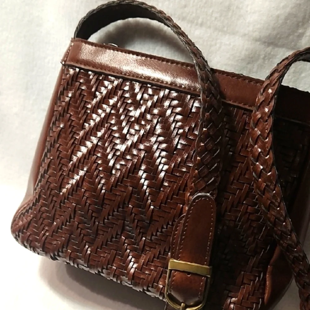 Elegant Brown Woven Crossbody Bag - Picture 5 of 8